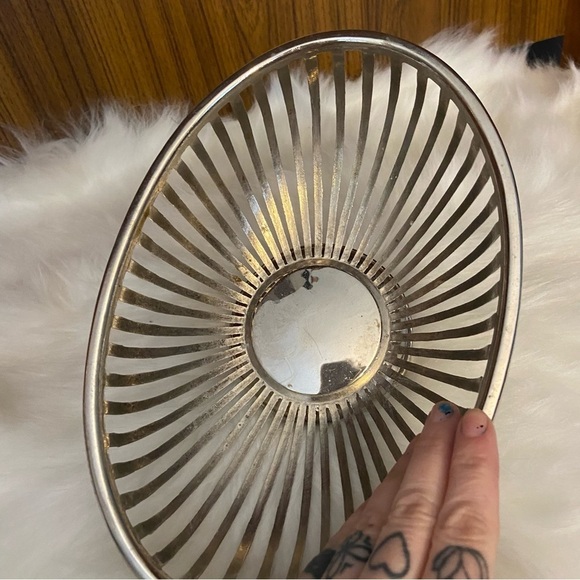 Vintage Silver plated wire fruit basket made in Hong Kong - Picture 5 of 13